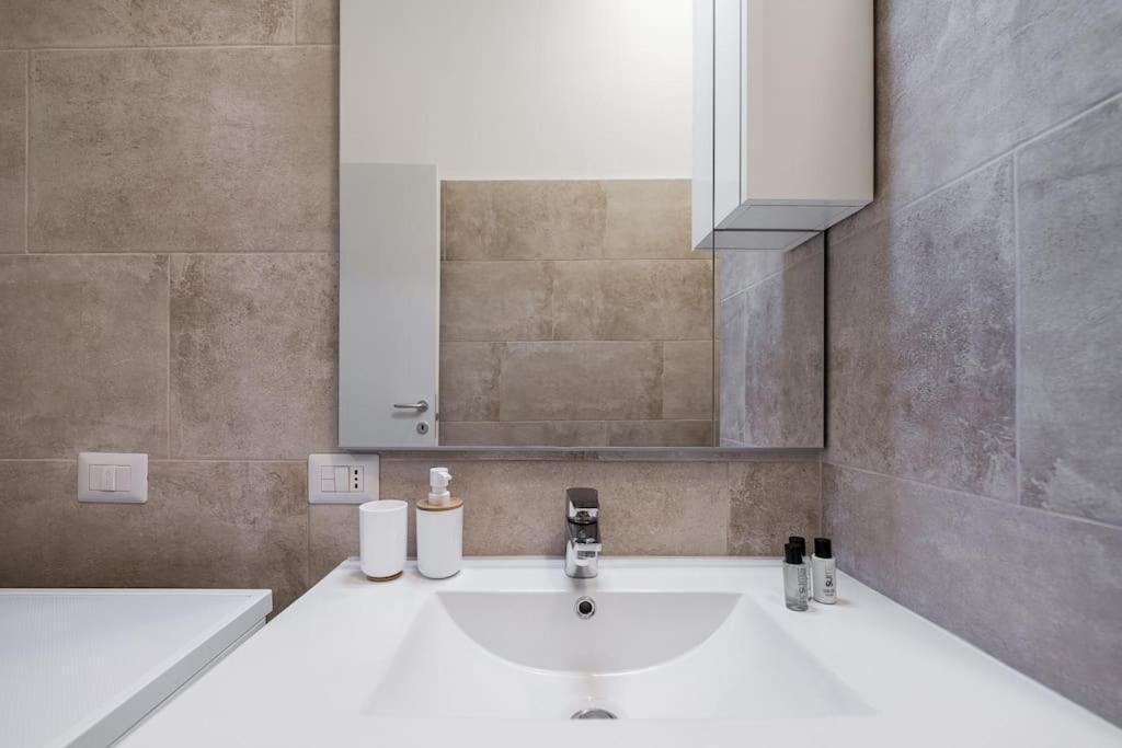 Linate Airport Elegant Suite,Tram 1 Minute Away Μιλάνο Εξωτερικό φωτογραφία